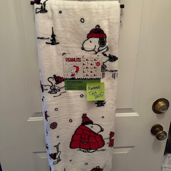 Peanuts Snoopy & Woodstock Red Puffer Coats & Skating Snoopy Blanket NWT 50x70" - Picture 1 of 3